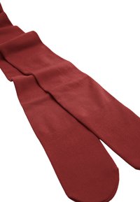 Medias de tela roja, suaves y lisas, con un diseño sin costuras y dedos suavemente redondeados, dispuestas sobre un fondo blanco.