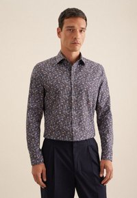 Bloemen overhemd met lange mouwen in donkerblauw met kleine, kleurrijke bloemmotieven. Knopsluiting, kraag en getailleerde pasvorm. Zachte stoftextuur.