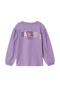 Lila langemouwen shirt met pofmouwen. De achterkant heeft kleurrijke tekst: "WAT IS ER AAN DE HAND?" en "LATEN WE VANDAAG GEWELDIG MAKEN". Zachte katoenmateriaal.
