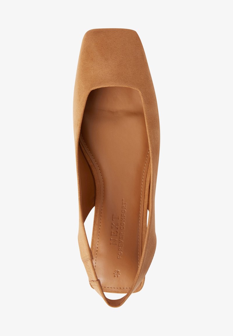 Chaussure plate à bride arrière en daim beige avec un bout carré et une semelle intérieure rembourrée portant l'inscription « NEXT Forever Comfort », taille 40, vue de dessus.