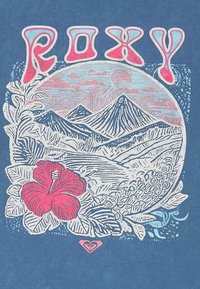 Modrá grafika zobrazuje slovo "ROXY" v tučnom ružovom písme nad kruhovým dizajnom s horami a červeným hibiskusom.