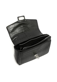 Borsa nera in ecopelle coccodrillo con aperture superiori, due scomparti con zip e dettagli in metallo argentato. Motivo testurizzato con finitura lucida.