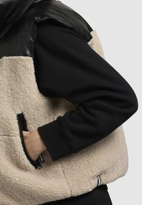 khujo JAMILA - Liivi - schwarz beige