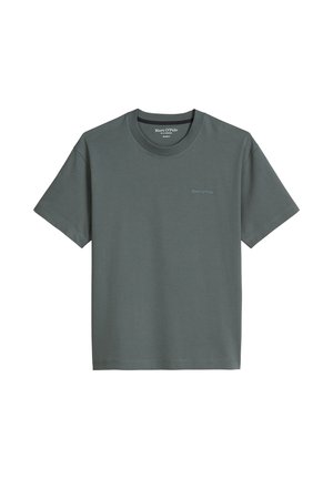 Schlichtes dunkelgraues T-Shirt mit kurzen Ärmeln und Rundhalsausschnitt, mit kleinem "Marc O'Polo" Logo auf der linken Brust und Innenetikett am Kragen.
