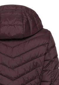 Bordeauxfarbene Pufferjacke mit einem Chevron-Quiltmuster, einem hohen Kragen mit Kapuze, glatter Textur und kontrastierenden Nähten.