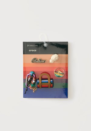 Ensemble de cinq breloques colorées Pendleton Crocs Jibbitz sur une carte rayée, comprenant un sac à main, un patch, un bracelet, un mouton et le logo Pendleton.