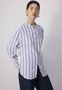 Touché Privé STRIPED - Bluza z gumbi - blue