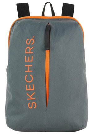 Mochila de tela gris con acentos naranjas, que cuenta con un bolsillo con cremallera en la parte frontal y la marca "SKECHERS" en letras grandes. Incluye tirantes ajustables.