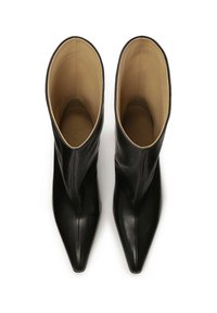 Bocanci negri din piele cu glezna, cu vârful ascuțit, textură netedă, design conic și căptușeală interioară bej.