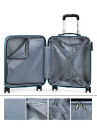 Maleta rígida azul con un interior plateado, que cuenta con compartimentos con cremallera, correas ajustables y ruedas de deslizamiento suave.