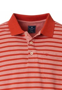 Czerwono-różowa koszulka polo w paski z jednolitym czerwonym kołnierzykiem, dwiema guzikami, kieszonką na piersi oraz teksturowanym wzorem materiału.