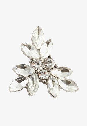 Kristalų segė su gėliniu dizainu, su skaidriais marquise ir apvaliais akmenimis, įstatyta į sidabro spalvos metalinį pagrindą.