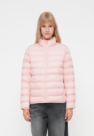 Hellrosa Pufferjacke mit hohem Kragen, durchgehendem Reißverschluss und horizontalem Steppdesign. Tragen über dunkelgrauen Hosen. Glatte, glänzende Oberfläche.