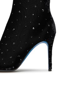 Stivale alla caviglia in velluto nero con tacco a stiletto alto. Presenta pailettes nere sparse e un accento blu sul tacco. Design in tessuto texturizzato.