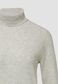 Jasnoszary sweter typu golf wykonanego z miękkiego materiału, z delikatną, strukturyzowaną fakturą i małymi, odblaskowymi kropkami, które nadają lekko błyszczący efekt.