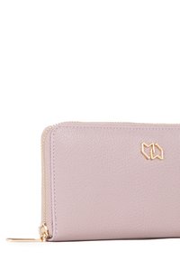 Portafoglio in pelle lavanda chiaro con finitura testurizzata, chiusura con zip e dotato di hardware in tono oro. Presenta un accento di logo geometrico.