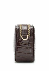 Ciemnobrązowa skórzana saszetka z wytłoczeniem imitującym krokodyla, z dwoma złotymi zamkami błyskawicznymi i metalowym pierścieniem po jednej stronie.