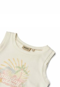 Cremefarbenes Tanktop mit einem Grafikdesign, das Palmen und Sonnenstrahlen in Pastellfarben zeigt. Es ist aus einem weichen Stoff gefertigt und hat einen runden Halsausschnitt.