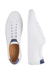 Weiße Leder-Sneaker mit glatter Textur, im Low-Top-Design, blauen Fersenakzenten und Gummisohle. Die Schnürsenkel sind weiß.