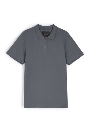 Szary polo z miękkiej bawełny. Posiada kołnierzyk, dwa guziki i subtelne logo. Krótkie rękawy o standardowym kroju.