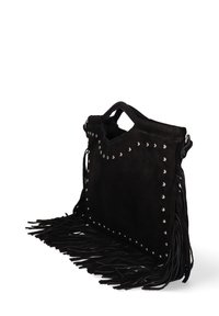 Sac en cuir suédé noir avec des clous argentés entourant le sac, des poignées découpées et des franges longues le long du bas et des côtés.