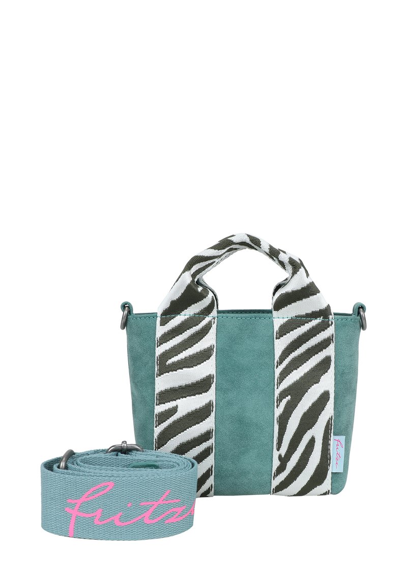 Kleine teal kleurige handtas van gestructureerd suède materiaal, met zebra-gestreepte stoffen handvatten en een afneembare lichtblauwe schouderriem met roze opdruk.