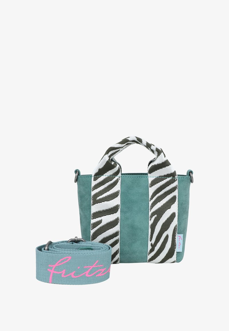 Kleine teal kleurige handtas van gestructureerd suède materiaal, met zebra-gestreepte stoffen handvatten en een afneembare lichtblauwe schouderriem met roze opdruk.