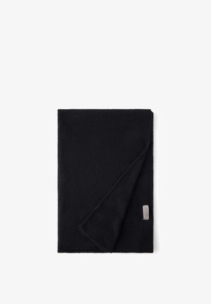 Zwart zacht stoffen deken, opgevouwen met een hoek omhoog, met een klein wit merklabel op een witte achtergrond.