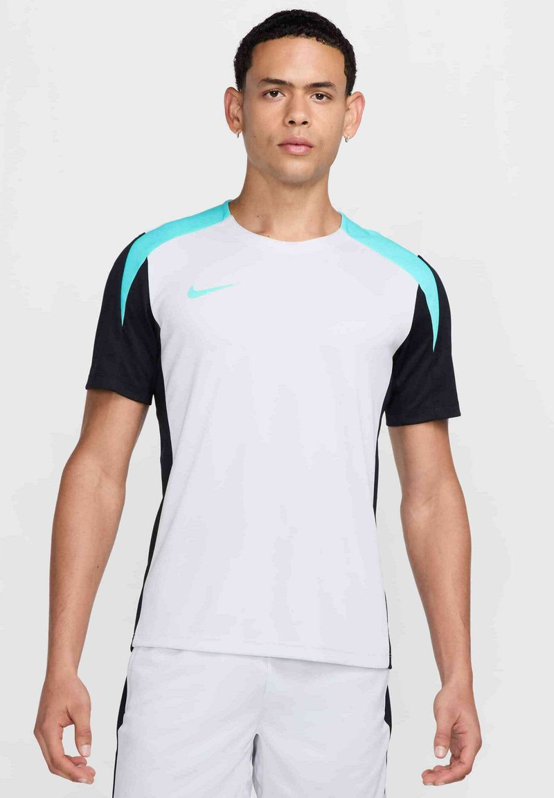 Camisa deportiva de manga corta para hombre en blanco, con lados negros y detalles en turquesa en los hombros; tejido suave y cuello redondo.