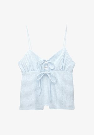 Svjetloplavi, teksturirani top s prilagođenim tijelom, podesivim naramenicama i vezanjem sprijeda. Opčan kroj, mekani materijal i bez uzoraka.