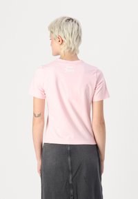 Juicy Couture FALLIN FOR JUICY UNISEX - Majica kratkih rukava s printom - almond blossom