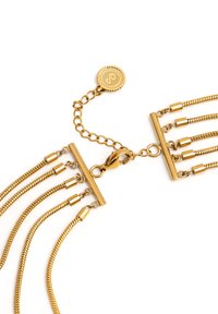 Gouden armband met meerdere strengen van dunne, gevlochten ketting, een schuifslot en een ronde logo charm.