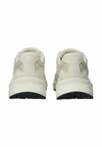 Beige Sport Schuhe mit einem Obermaterial aus Wildleder und Mesh. Abgerundete Ferse, strukturierte Zwischensohle und schwarze Gummi-Laufsohle für Trittfestigkeit.