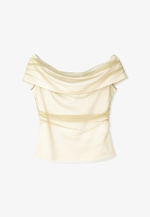 Top off-the-shoulder in crema con sovrapposizione trasparente e drappeggiata. Presenta arricciature laterali e un design aderente, realizzato in tessuto morbido ed elasticizzato.
