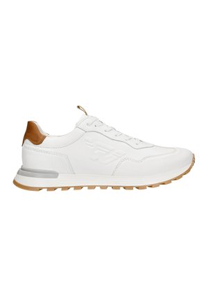 Baskets de sport blanches avec un dessus en cuir lisse, un accent en cuir marron au niveau du talon, et une semelle en caoutchouc texturé pour l'adhérence.