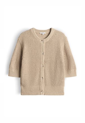 Beige Strickjacke mit rundem Ausschnitt, fünf Knöpfen vorne und dreiviertellangen Ärmeln.