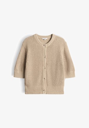 Beige Strickjacke mit rundem Ausschnitt, fünf Knöpfen vorne und dreiviertellangen Ärmeln.