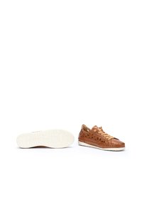 Baskets en cuir marron avec des découpes décoratives, des lacets beiges et une semelle en caoutchouc blanc avec un logo en relief au bas.