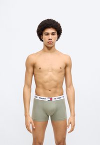 Μποξεράκια Tommy Hilfiger σε ελιά πράσινο, με λευκή μέση με λογότυπο και πολύχρωμες λεπτομέρειες. Μαλακό, ελαστικό ύφασμα με εφαρμοστή σχεδίαση.