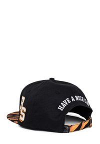 Cappellino da baseball nero con testo ricamato "HAVE A NICE DAY." Presenta una visiera a fantasia arancione e nera e una corona nera completamente liscia.