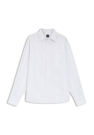 Weißes, langärmliges Hemd mit dezenten vertikalen Streifen und einer Brusttasche, flach liegend dargestellt.