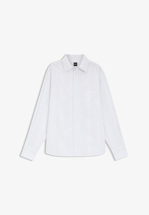 Weißes, langärmliges Hemd mit dezenten vertikalen Streifen und einer Brusttasche, flach liegend dargestellt.