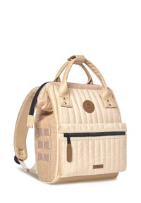 Gepolsterter beiger Rucksack mit zwei Griffen, verstellbarem Trageriemen, Reißverschluss-Vordertasche und Logopatch. Robustes Material mit strukturierten Details.