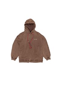 Sudadera con capucha marrón de tejido texturizado, con un cordón rojo y gris, y texto blanco en la parte delantera.