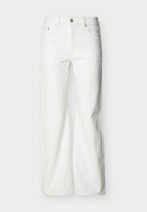 Λευκά τζιν με ψηλή μέση και ίσια γραμμή, με εμπρόσθιο κουμπί, φερμουάρ και πλαϊνές και πίσω τσέπες, μπροστά σε απλό φωτεινό φόντο.