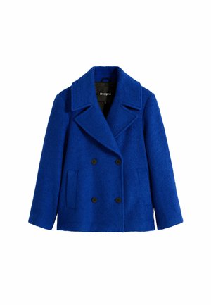 Cappotto blu doppiopetto in tessuto testurizzato, con colletto a rever, due tasche frontali e bottoni neri.