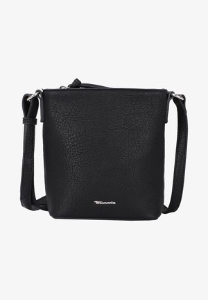 Czarna, teksturowana skórzana torba na ramię z regulowanym paskiem i srebrnym logo na środku przodu.