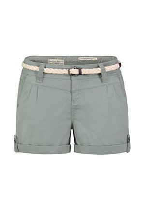 Hellgrüne Damen-Shorts mit umgeschlagenen Bündchen, Seitentaschen, Gürtelschlaufen und einem weißen geflochtenen Gürtel mit Metallschnalle.