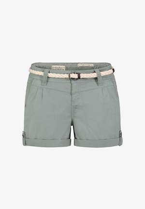 Lichtgroene damesshorts met opgerolde pijpen, zijzakken, riemlussen en een witte gevlochten riem met een metalen gesp.
