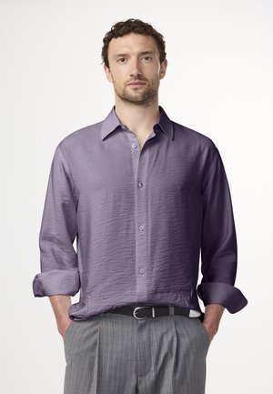 Lila, gestructureerd overhemd met lange mouwen en een button-down kraag, met knopen aan de voorkant en opgerolde mouwen, gecombineerd met grijze broek met streep.